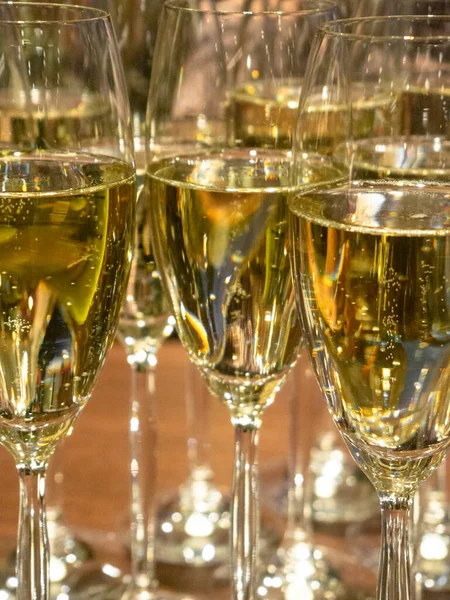 Kutlama, tezahürat, parti konsepti gibi pek çok şampanya kadehine yakın çekim. Seçici odak