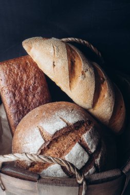 Tahıl ekmeği ve unu siyah hasır sepete karıştırdım.