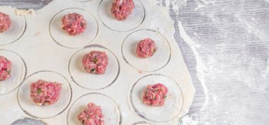 Ev yapımı etli börek ya da etli ravioli. Geleneksel Rus ulusal pelmeni yemeği. Camla yapılmış un ve dairelerden hamur, kapat, boşluğu kopyala