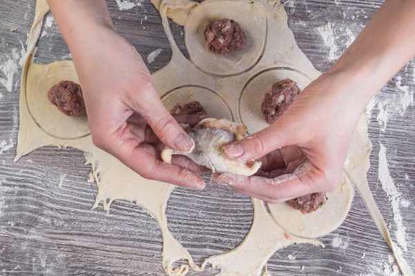 Vrouwenhanden Maken Een Knoedel Houten Tafel Met Bloem Selectieve Focus — Stockfoto