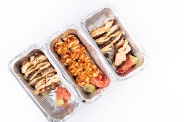 Izgara peynirli sıcak lezzetli suşi rulosu, alüminyum folyo kutusunda mayonez paketi Japon yemeği, uçak veya paket servis menüsü için..