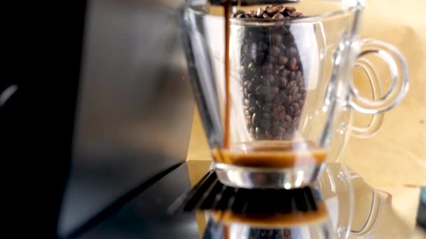 Verser le flux de café expresso de la machine professionnelle dans la tasse — Video