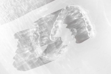 Görünmez hizalayıcılar plastik diş telleri dişleri düzleştirmek için güzel, güneşli gölgeler.