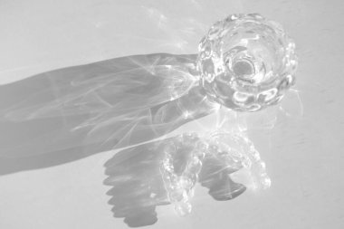 Görünmez hizalayıcılar plastik diş telleri dişleri düzleştirmek için güzel, güneşli gölgeler.