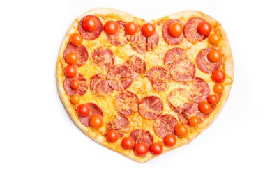 Kalp şeklinde ev yapımı fırında pizza, pepperoni, vişneli domates, beyaza izole edilmiş peynir, üst manzara. Sevgililer günü, parti ya da romantik abur cubur konsepti. Kapat.