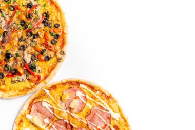 Fotokopi alanı, salam, mantar, domates, pepperoni, vişneli domates, ananas ve peynirli iki farklı pizzanın afişi..