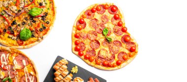 Beyaz menü için pizza ve suşi. Ekmekler ve fesleğen yaprağı, mantar, domates, peynir, zeytin, biber ve biberli pizza. Abur cuburlar. Sipariş ve teslimat menüsü konsepti