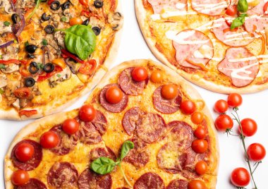 Farklı çeşitlerde pizza, yeşil fesleğen, mantar, domates, peynir, menü için biber. Kapatın. Fast food ya da pizza partisi akşam yemeği, öğle yemeği, kutlama ya da toplama konsepti.