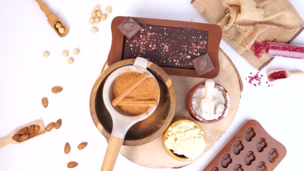 Mistura de ingredientes para fazer barra de chocolate em casa — Vídeo de Stock