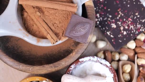 Mix van ingrediënten om thuis chocolade bar te maken — Stockvideo