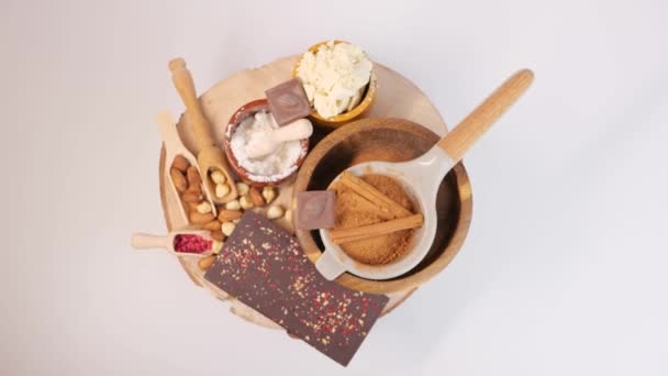 Mistura de ingredientes para fazer barra de chocolate em casa — Vídeo de Stock