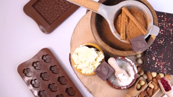 Суміш інгредієнтів для приготування домашнього шоколадного бару — стокове відео