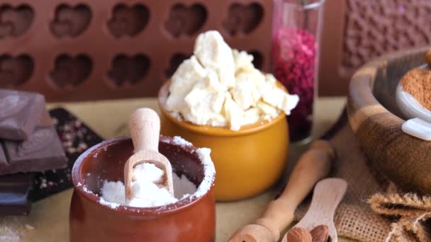 Mix van ingrediënten om thuis chocolade bar te maken — Stockvideo