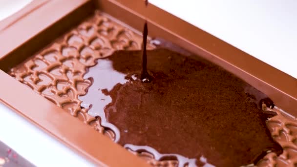 Versando il cioccolato nello stampo a forma di cuore — Video Stock