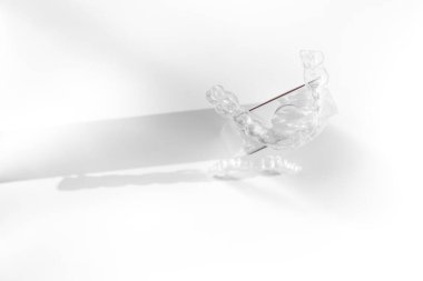 Şeffaf diş telleri. Beyaz tıbbi arkaplanda hizalandıktan sonra diş düzeltme için görünmez hizalayıcılar, boşluğu kopyala