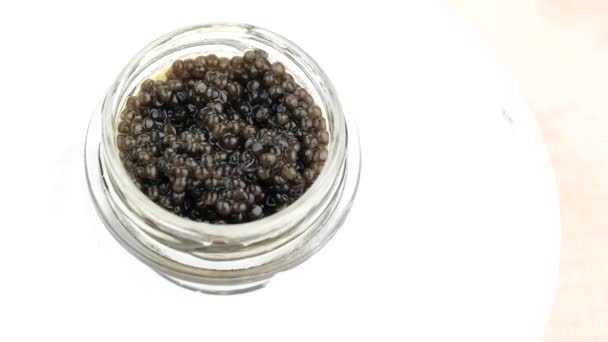 Caviar negro en tarro de cristal con hielo — Vídeos de Stock