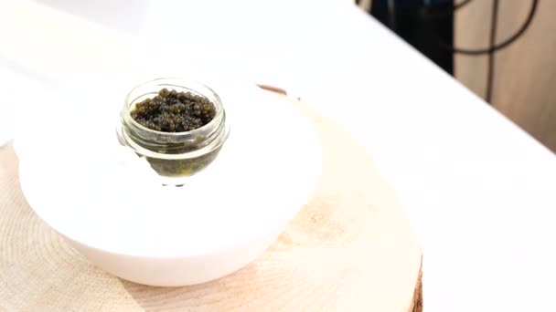 Caviar preto em frasco de vidro com gelo — Vídeo de Stock