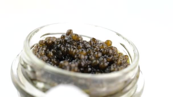 Caviar negro en tarro de cristal con hielo — Vídeos de Stock