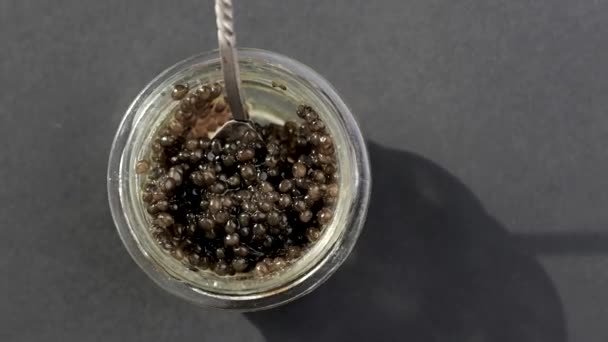 Caviar preto em frasco de vidro com gelo — Vídeo de Stock