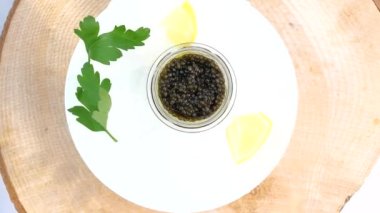 Buzlu buzlu siyah havyarlı cam kavanoz, maydanoz.