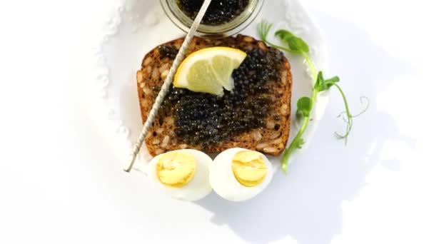 Zwarte kaviaar geserveerd op brood — Stockvideo