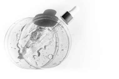 Petri tıbbi kabında pipetli şeffaf sıvı jel ya da hyaluronik serum asidi. Sıvı ve cilt bakımı kavramı