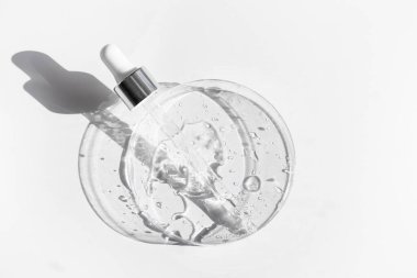Petri tıbbi kabında pipetli şeffaf sıvı jel ya da hyaluronik serum asidi. Sıvı ve cilt bakımı kavramı