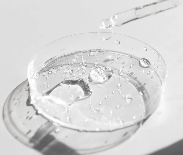 Petri tıbbi kabında pipetli şeffaf sıvı jel ya da hyaluronik serum asidi. Sıvı ve cilt bakımı kavramı