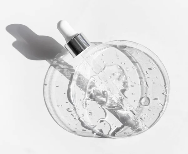 Petri tıbbi kabında pipetli şeffaf sıvı jel ya da hyaluronik serum asidi. Sıvı ve cilt bakımı kavramı