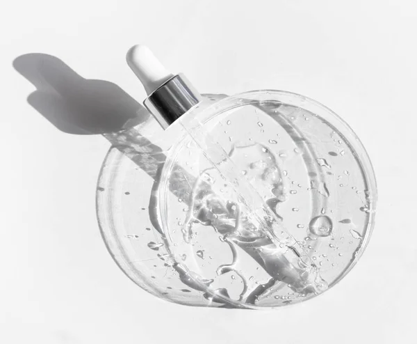 Transparentes Flüssiggel Oder Hyaluronsäure Petrischale Mit Pipette Feuchtigkeits Und Hautpflegekonzept Stockbild
