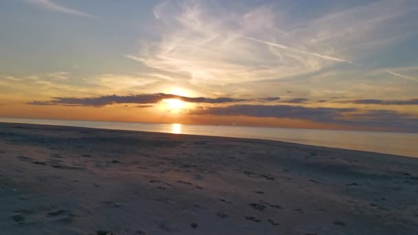 Úžasný východ slunce nad mořem — Stock video