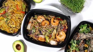 Çin pilavlı erişte, karides, sebze, tohum.