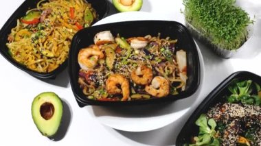 Çin pilavlı erişte, karides, sebze, tohum.