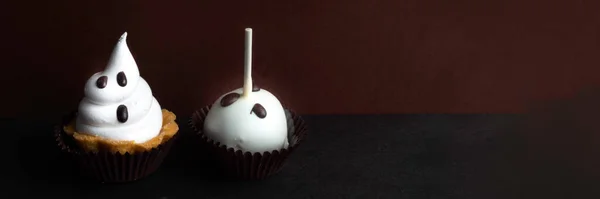 Glückliche Hausgemachte Halloween Cupcakes Mit Schlagsahne Und Schokolade Verziert Snack — Stockfoto