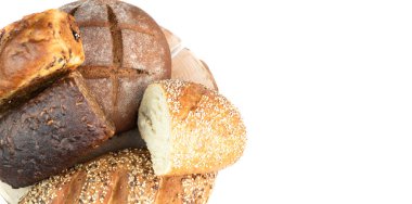 Tahta tabakta taze ekmek parçaları olan kompozisyon beyaz üzerine izole edilmiş, çeşitli hamur işleri..