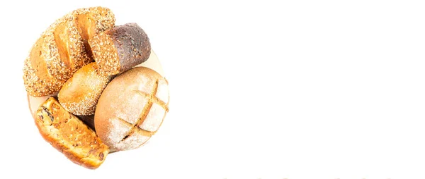 Samenstelling Met Vers Brood Houten Plaat Geïsoleerd Wit Assortiment Van — Stockfoto