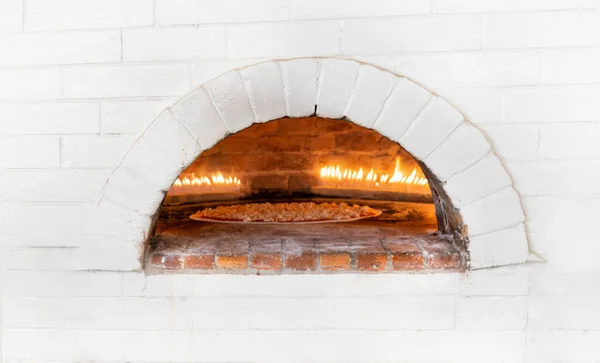 Pizze Lub Chlebek Pita Pieczenia Gotowania Otwartym Drewnie Typowym Cegły — Zdjęcie stockowe