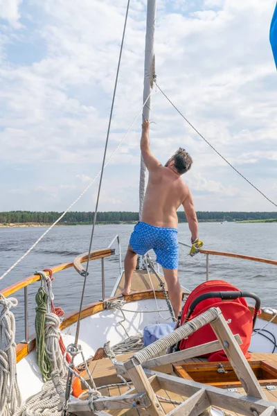 Man Yachtsman Sailor Pulling Rope Sail Out Sea Holiday — Stock Fotó