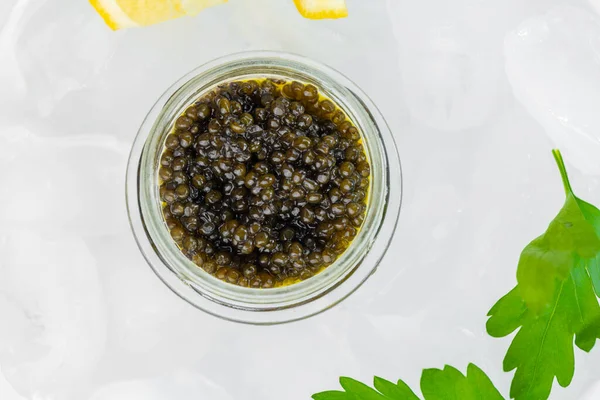 맛있는 철갑상어검은 캐비어 슬라이스 조각의 파슬리를 만드는 사람들 선택적 — 스톡 사진