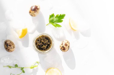 Lezzetli şarküteri aperatifleri, doğal mersin balığı siyah havyarı, limon dilimi, buzlu maydanoz. Seçici odak