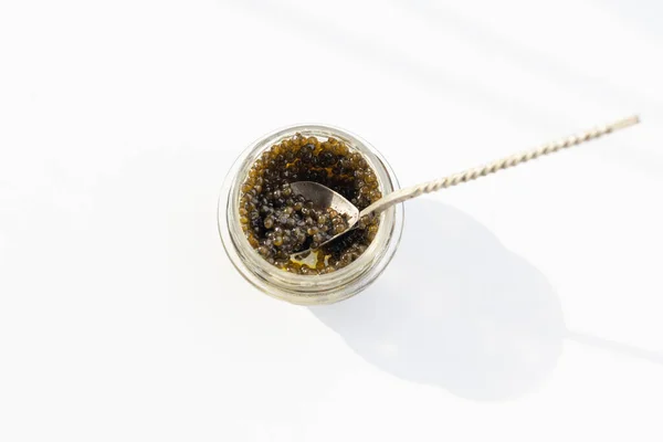 Caviar Preto Frasco Vidro Uma Colher Foco Seletivo — Fotografia de Stock