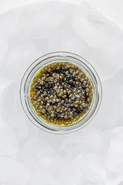 Caviar Premium Preto Frasco Vidro Servido Cubo Gelo Foco Seletivo — Fotografia de Stock