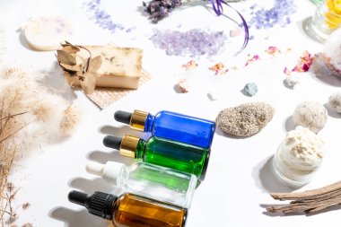 Alternatif cilt bakımı ev yapımı kozmetik, önlük, sabun, yağlar, doğal malzemeler, cilt ve vücut sağlığı ve tedavi ürünleri. Seçici odak