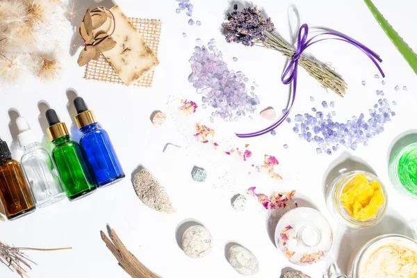 Alternatif cilt bakımı ev yapımı kozmetik, önlük, sabun, yağlar, doğal malzemeler, cilt ve vücut sağlığı ve tedavi ürünleri. Seçici odak