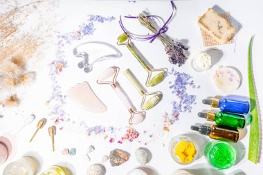 Deri güzelliği, yeşim taşlı ev yapımı bakım ürünleri, yüz masajı seti, doğal cilt bakımı, aromaterapi kozmetik ürünleri, serum yağları, tuz, tereyağı, jel ile spa seti. Yaşlanma, rahatlama, spa, güzellik ve masaj konsepti. Üst görünüm