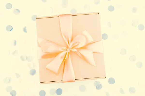 Regalo Caja Regalo Con Lazo Rosa Con Confeti Festivo Cumpleaños — Foto de Stock