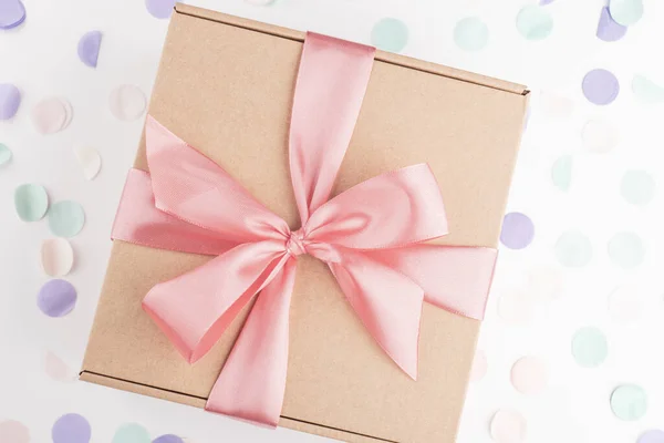 Regalo Caja Regalo Con Lazo Rosa Con Confeti Festivo Cumpleaños — Foto de Stock