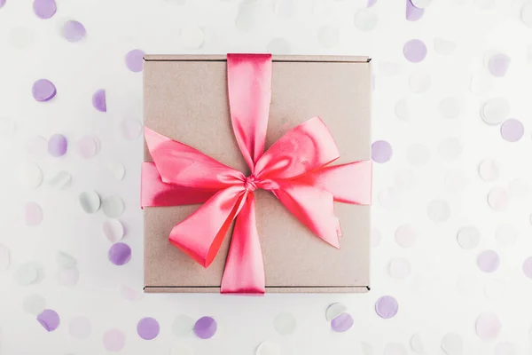 Regalo Caja Regalo Con Lazo Rosa Con Confeti Festivo Cumpleaños — Foto de Stock