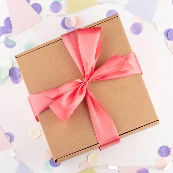 Regalo Caja Regalo Con Lazo Rosa Con Confeti Festivo Cumpleaños — Foto de Stock