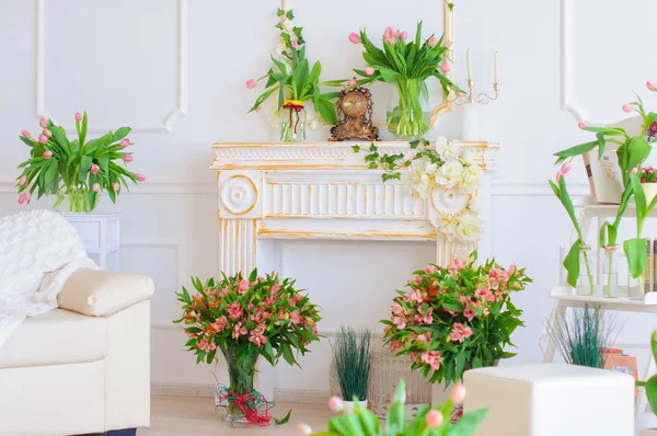Vackra vårblommor i vaser i inre av rummet — Stockfoto